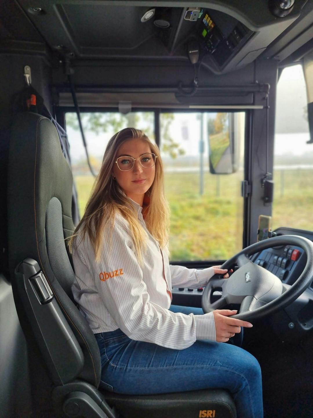 Steeds meer vrouwen worden buschauffeur: Iris (29) vertelt